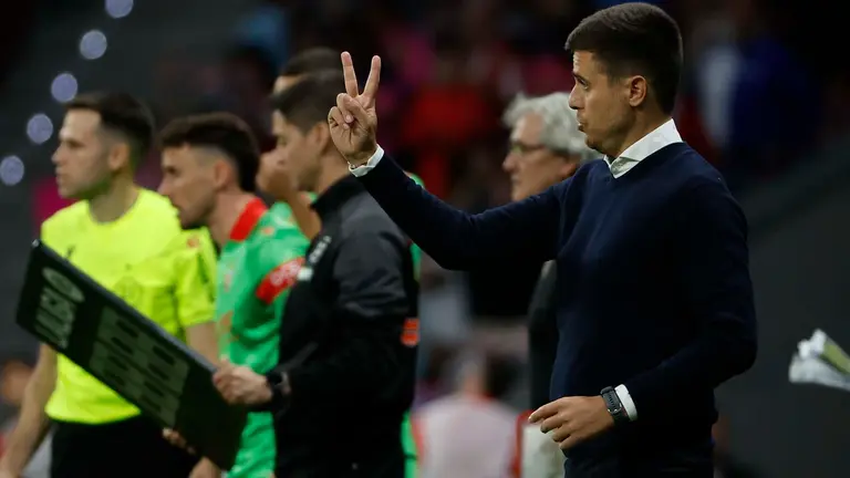 MADRID, 18/10/2025.- El entrenador del Osasuna, Alessio Lisci, durante el encuentro correspondiente a la jornada 9 de LaLiga EA Sports que disputan hoy s&aacute;bado Atl&eacute;tico de Madrid y Osasuna en el estadio Metropolitano, en Madrid. EFE/ Mariscal