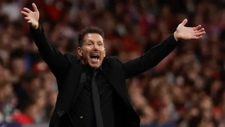 El t&eacute;cnico argentino del Atl&eacute;tico de Madrid, Diego Pablo Simeone, protesta durante el encuentro correspondiente a la jornada 9 de Laliga EA Sports que disputan hoy s&aacute;bado Atl&eacute;tico de Madrid y Osasuna en el estadio Metropolitano, en Madrid. EFE/ Sergio P&eacute;rez