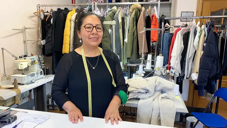 Rosario Lima en su tienda de arreglos de ropa en la calle Serafín Olave 10 de Pamplona. Navarra.com