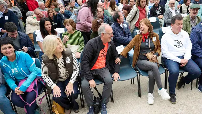 Autoridades en la inauguraci&oacute;n del Nafarroa Oinez, entre ellos el consejero de Industria del Gobierno de Navarra Mikel Irujo (1d), la senadora Uxue Barkos (2d) y los parlamentarios Navarros Adolfo Araiz (c), Isabel Olave (2i) y Laura Aznal (i). La fiesta del Nafarroa Oinez 2025 ha contado con una masiva participaci&oacute;n en apoyo y defensa del uso habitual del euskera y, este a&ntilde;o, con un canto a la paz en los conflictos que asolan el panorama internacional. EFE/I&ntilde;aki Porto