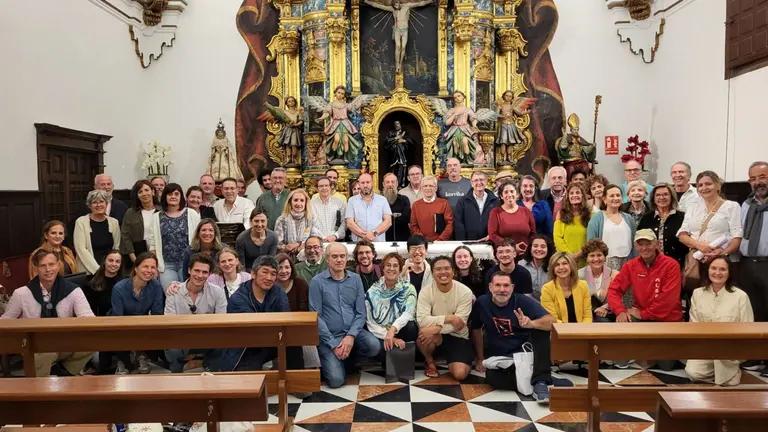 Un grupo de voluntarios y peregrinos posa en el oratorio de
San Felipe Neri, en la calle Ansoleaga. CEDIDA