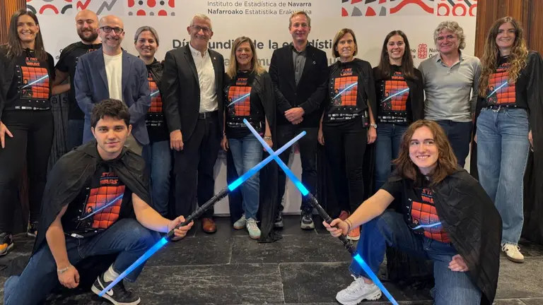 Profesorado y organizadores del acto Stat Wars celebrado con motivo del D&iacute;a de la Estad&iacute;stica, que ha contado con la presencia del vicepresidente F&eacute;lix Taberna y responsables del Departamento de Educaci&oacute;n. GOBIERNO DE NAVARRA