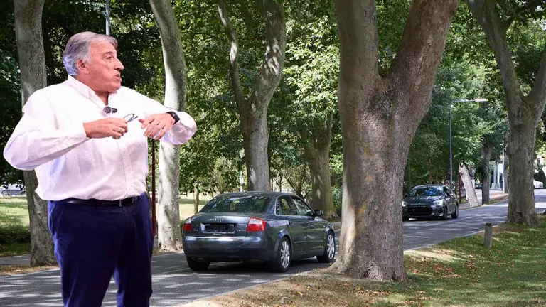 Fotomontaje con una im&aacute;gen del alcalde de Pamplona, Joseba Asir&oacute;n, sobre una fotograf&iacute;a de la carretera de la Universidad. CEDIDA