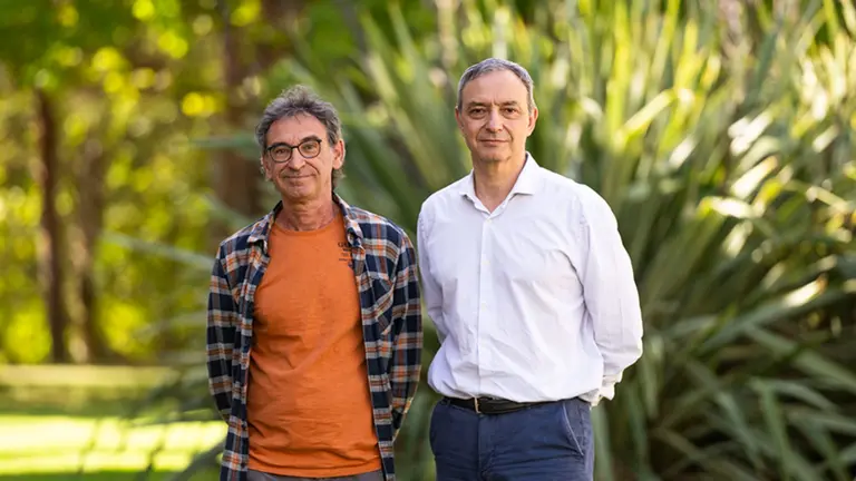Armando Irisarri (izq.), autor del TFG, en compa&ntilde;&iacute;a del catedr&aacute;tico Ferm&iacute;n Mallor, que le ha dirigido el trabajo. UNIVERSIDAD P&Uacute;BLICA DE NAVARRA