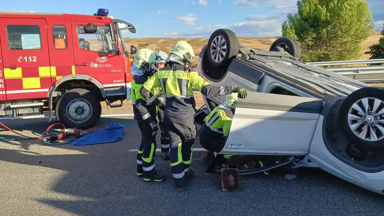 Los bomberos atienden a las mujeres heridas en el accidente de la A-12. BOMBEROS DE NAVARRA