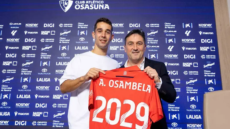 Braulio V&aacute;zquez, durante la renovaci&oacute;n de Asier Osambela hasta 2029.