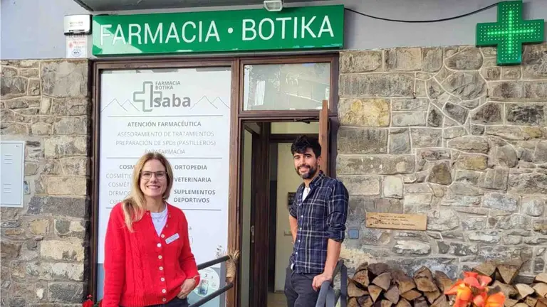 Cristina Mata y Marco Rivas ante la farmacia reci&eacute;n reabierta de Isaba. CEDIDA