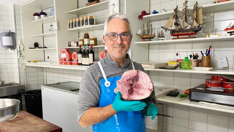 Javier Aranguren en la pescadería Arana, situada en el barrio pamplonés de la Rochapea. Navarra.com