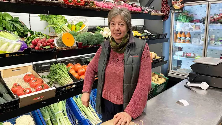 Asun Muñoz en la frutería Segura situada en Ansoáin. Navarra.com