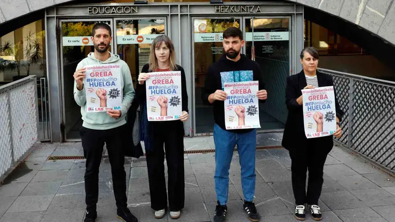 Delegados sindicales de los sindicatos STEILAS, LAB, CCOO y ELA antes de registrar en el Departamento de Educaci&oacute;n las huelgas convocadas en Formaci&oacute;n Profesional. EFE/ Jes&uacute;s Diges