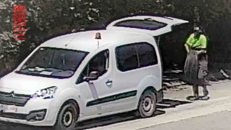 Uno de los ladrones captado por una c&aacute;mara de videovigilancia robando cobre en Sartaguda. POLIC&Iacute;A FORAL