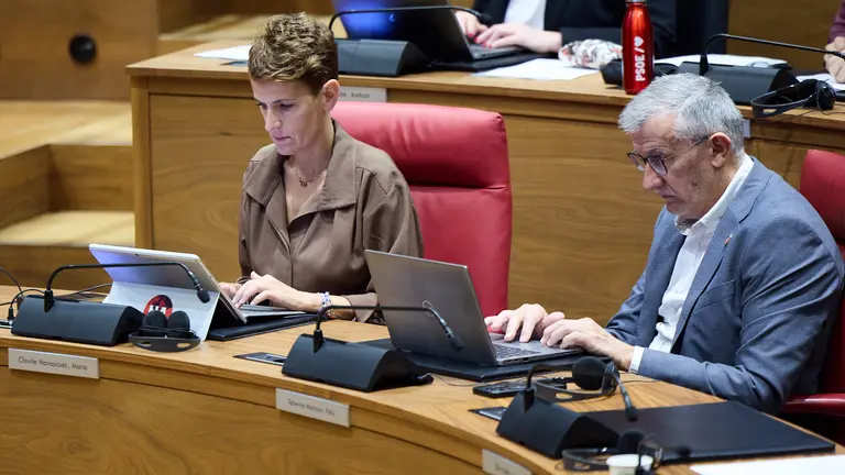 Mar&iacute;a Chivite y F&eacute;lix Taberna en el Pleno del Parlamento de Navarra. NAVARRA.COM