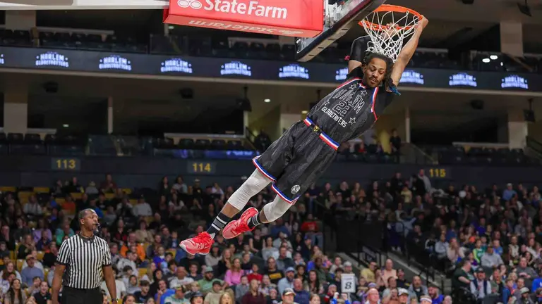 Un jugador de los Harlem Globetrotters haciendo un mate.