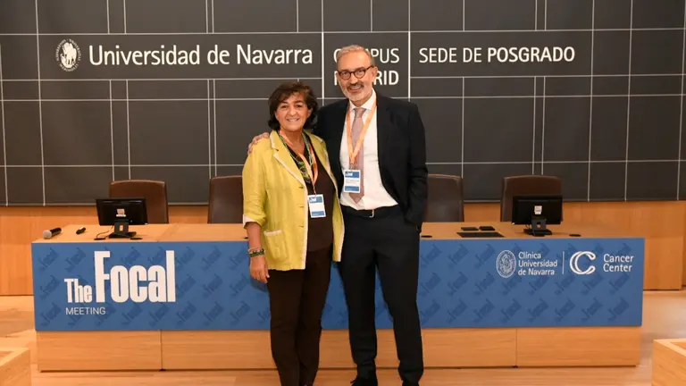 La Dra. Carmen Gonz&aacute;lez Enguita, presidenta de la Asociaci&oacute;n Espa&ntilde;ola de Urolog&iacute;a, junto al Dr. Bernardino Mi&ntilde;ana, coordinador del &Aacute;rea de C&aacute;ncer de Pr&oacute;stata del CCUN y organizador de The Focal.  CL&Iacute;NICA UNIVERSIDAD DE NAVARRA