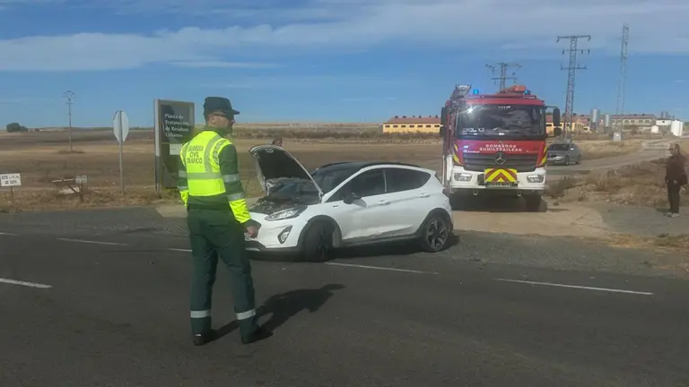 Guardia Civil atiende una colisi&oacute;n frontolateral entre dos veh&iacute;culos en Lodosa. GUARDIA CIVIL