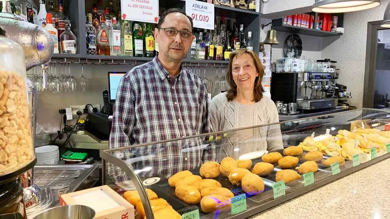 Juan Alberto Gracia e Isabel Guardia en el bar Atalaya de Pamplona. Navarra.com