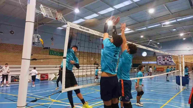 J&oacute;venes del Club Voley Alfaro en acci&oacute;n. AYUNTAMIENTO DE ARGUEDAS