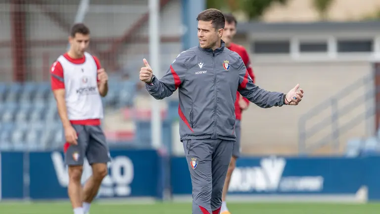 Lisci con sus jugadores en un entrenamiento en Tajonar. CA Osasuna.