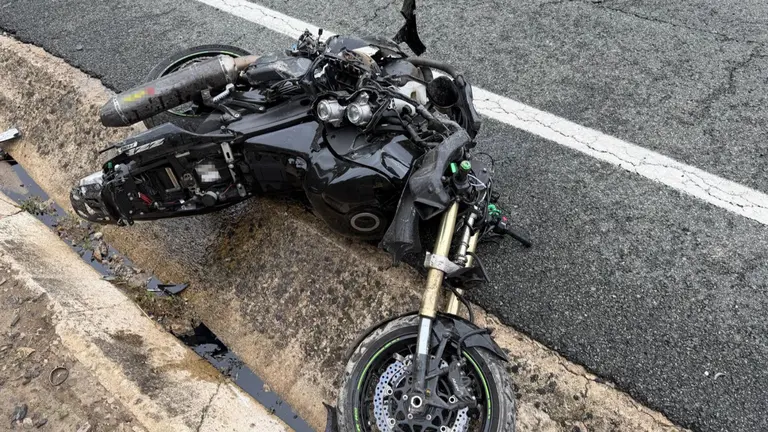 Imagen de la moto tras el fatal accidente en Navarra. CEDIDA