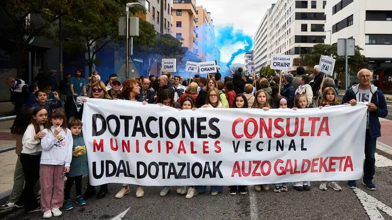 Manifestaci&oacute;n de los vecinos de Ripagaina para exigir dotaciones y servicios en el barrio. I&Ntilde;IGO ALZUGARAY