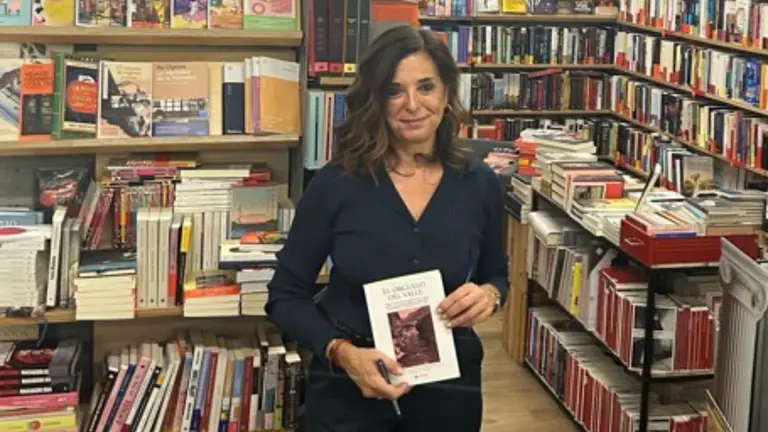 La escritora Margari Alonso con su nueva novela. CEDIDA
