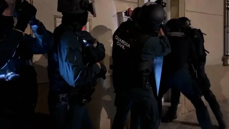 Imagen del momento en el que los agentes de la Guardia Civil entran a rescatar a las v&iacute;ctimas de la trata. GUARDIA CIVIL