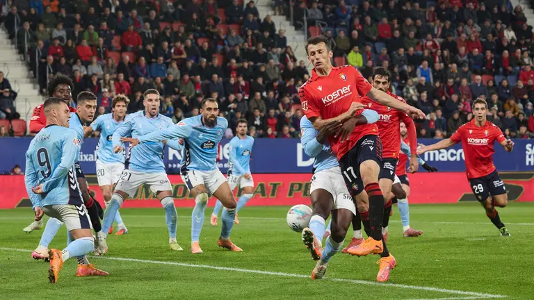 Los jugadores de Osasuna celebran el gol(2-1) durante el partido de La Liga EA Sports entre CA Osasuna y RC Celta disputado en el estadio de El Sadar en Pamplona. IÑIGO ALZUGARAY