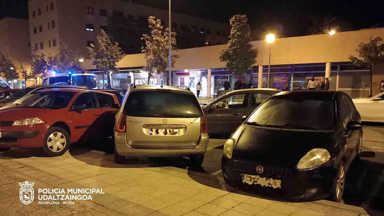 Los tres veh&iacute;culos contra los que choc&oacute; el conductor ebrio en la calle Santa luc&iacute;a de Pamplona. POLIC&Iacute;A MUNICIPAL DE PAMPLONA