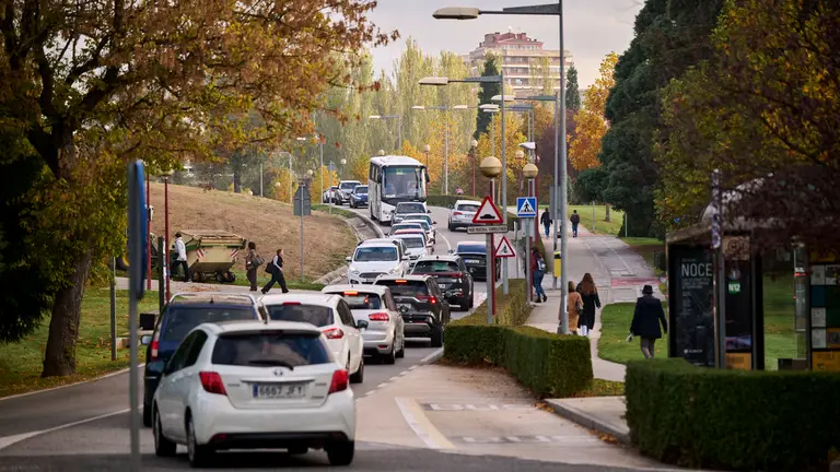 Cierre completo de la carretera de la Universidad de Navarra para hacerla de un sentido con una v&iacute;a ciclable. PABLO LASAOSA