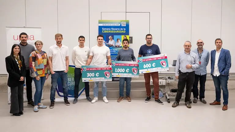 Imagen de familia de los ganadores. UNIVERSIDAD P&Uacute;BLICA DE NAVARRA