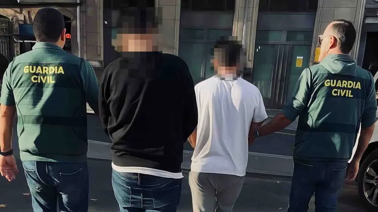 Los dos detenidos son conducidos por agentes de la Guardia Civil a la comandancia de Barakaldo. GUARDIA CIVIL