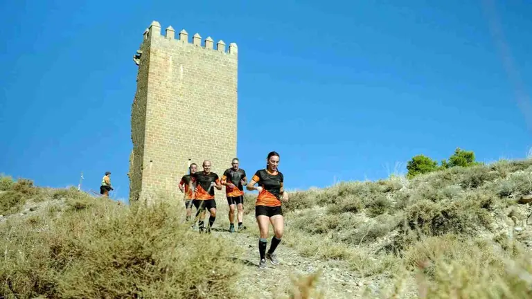 participantes de la Santacara Gladius Race bajando del castillo. CEDIDA