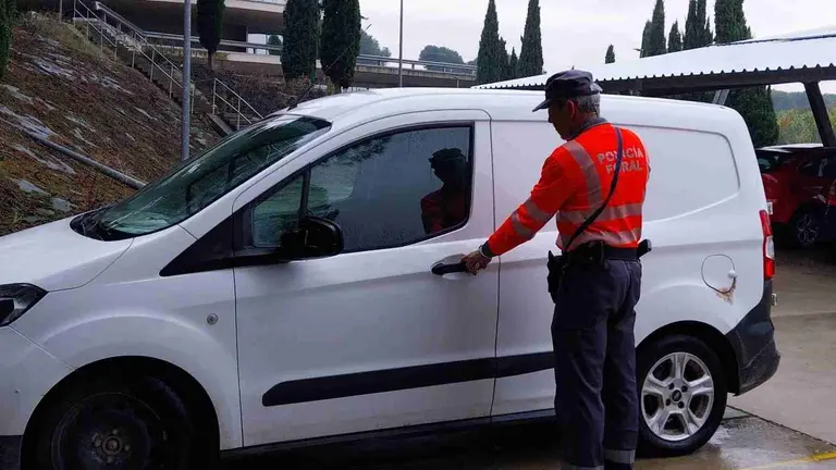 La furgoneta con la que el conductor kamikaze condujo 11 km en direcci&oacute;n contraria por la AP-68. POLIC&Iacute;A FORAL