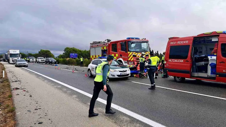 AMbulancias, bomberos y Guardia Civil en el lugar del tr&aacute;gico accidente. GUARDIA CIVIL
