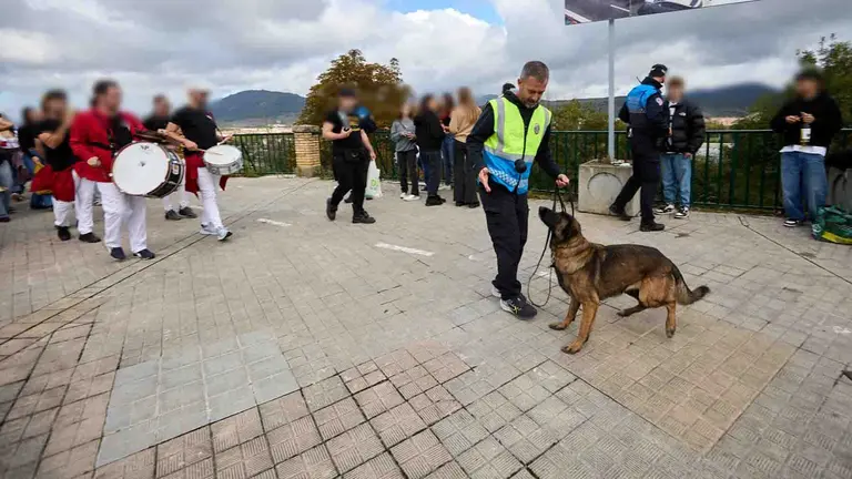 Agentes de la Polic&iacute;a Municipal de Pamplona durante la celebraci&oacute;n de una Carapa Universitaria en una imagen de archivo. I&Ntilde;IGO ALZUGARAY