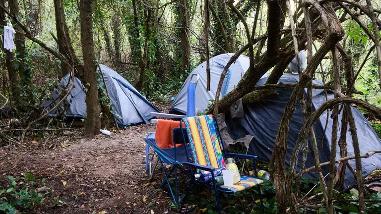 Asentamiento de tiendas de campa&ntilde;a en el camino que baja de la avenida Baja Navarra hacia el r&iacute;o Arga pr&oacute;ximo al parque de la Medialuna de Pamplona. NAVARRA.COM