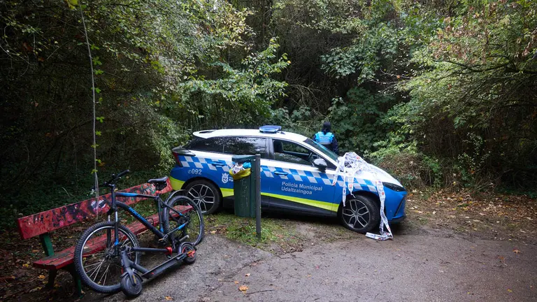 Policia municipal en el asentamiento de tiendas de campa&ntilde;a en el camino que baja de la avenida Baja Navarra hacia el r&iacute;o Arga pr&oacute;ximo al parque de la Medialuna de Pamplona. NAVARRA.COM