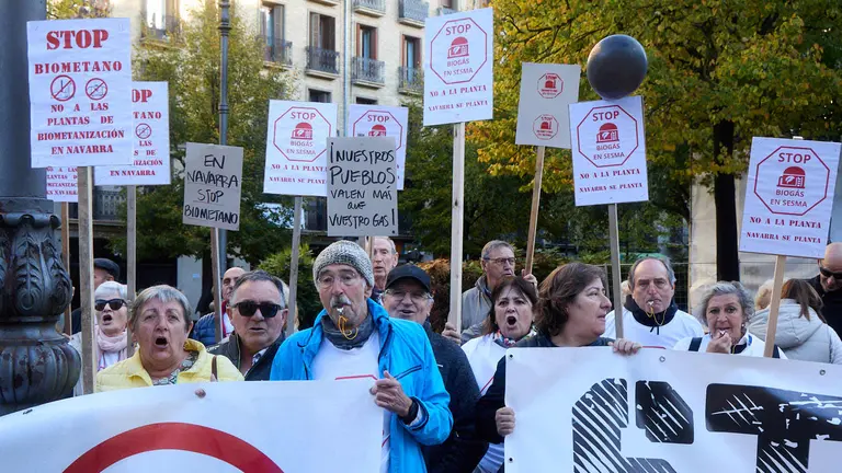 Concentraci&oacute;n frente al Parlamento de Navarra para solicitar una planificaci&oacute;n democr&aacute;tica de la biometanizaci&oacute;n bajo el lema 'Stop Biometanizaci&oacute;n, Moratoria Ya'. I&Ntilde;IGO ALZUGARAY