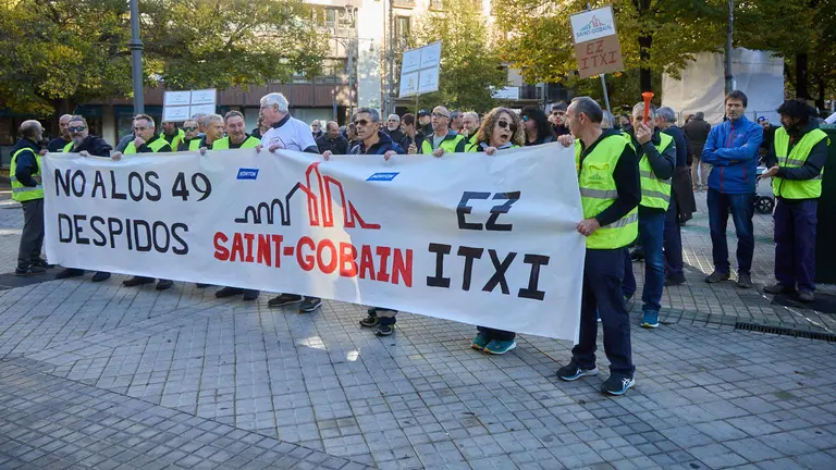 La plantilla de Saint Gobain se concentra frente al Parlamento de Navarra contra del ERE planteado en la empresa. I&Ntilde;IGO ALZUGARAY