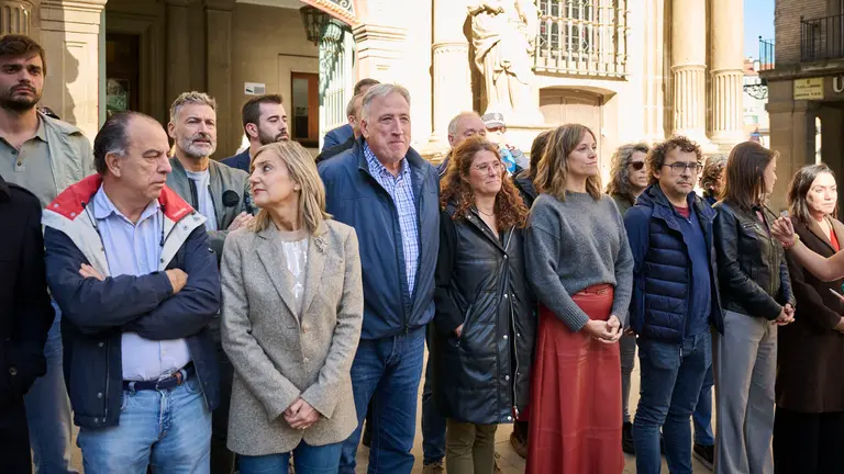 La Corporaci&oacute;n municipal se concentra de manera silenciosa para "manifestar p&uacute;blicamente su rechazo" ante la agresi&oacute;n sexual cometida este fin de semana y "mostrar su solidaridad con la v&iacute;ctima". PABLO LASAOSA