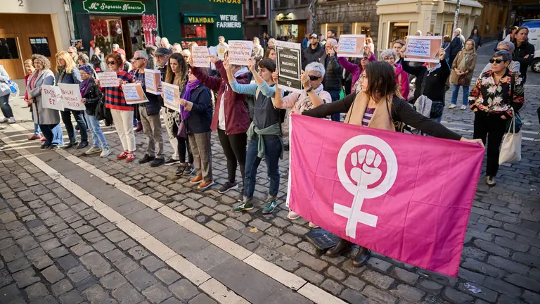 La Corporaci&oacute;n municipal se concentra de manera silenciosa para "manifestar p&uacute;blicamente su rechazo" ante la agresi&oacute;n sexual cometida este fin de semana y "mostrar su solidaridad con la v&iacute;ctima". PABLO LASAOSA