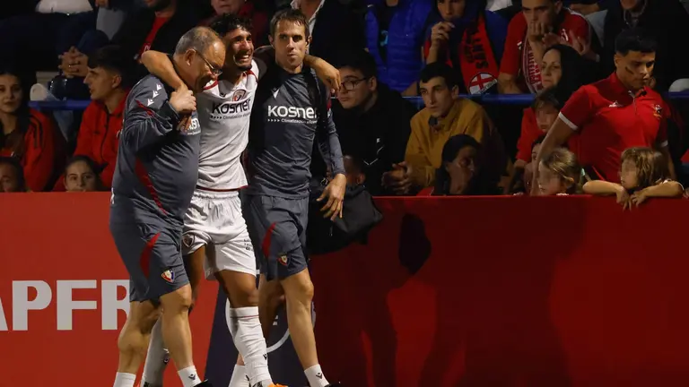 El delantero de Osasuna Iker Benito se retira lesionado durante el encuentro correspondiente a la primer ronda de la Copa del Rey que disputan San Jordi y Osasuna hoy mi&eacute;rcoles en el estadio Son Malferit, en Palma de Mallorca. EFE/CATI CLADERA