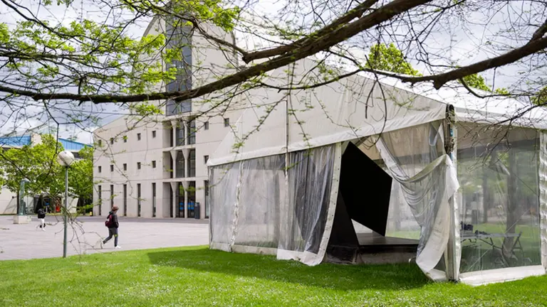 La obra del escultor vasco, protegida por una carpa mientras ha durado la restauraci&oacute;n. UNIVERSIDAD P&Uacute;BLICA DE NAVARRA