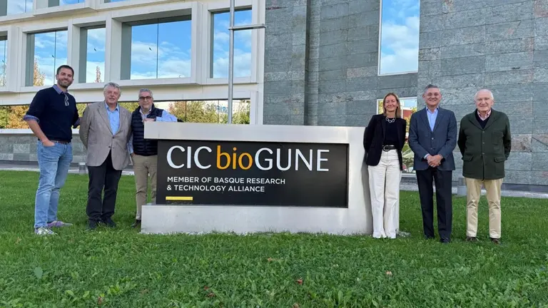 Representantes de CIC bioBUNE y el Cima Universidad de Navarra tras la firma del acuerdo de colaboraci&oacute;n. UNIVERSIDAD DE NAVARRA