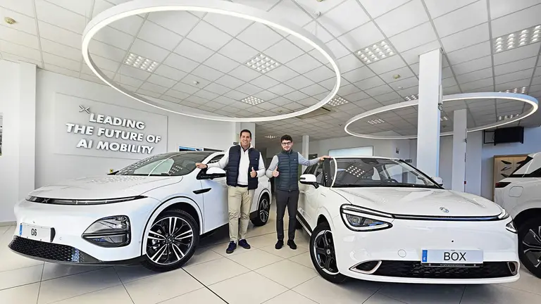 Equipo comercial de Navarra Motor, Walid Moreno jefe de ventas, y Javier Joao asesor comercial. CEDIDA