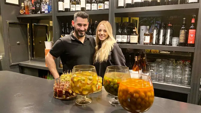 Aritz Barcos y Olivia Gómez en la barra del bar La Sombra en pamplona. Navarra.com