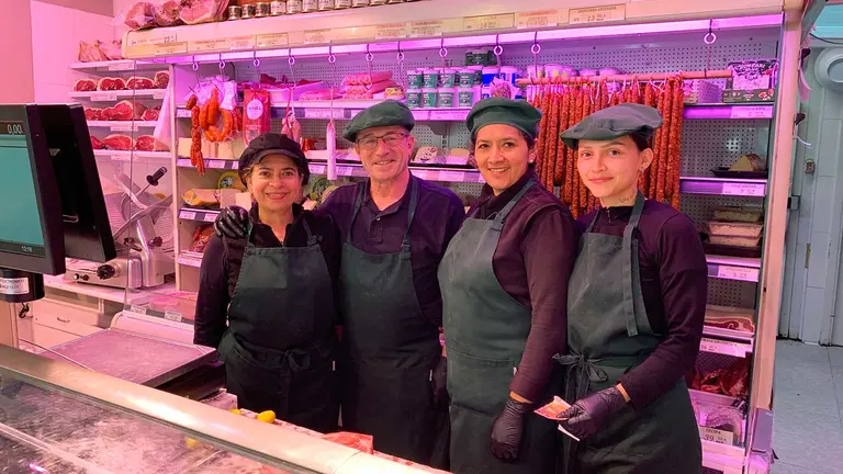 Alberto Unzu junto a Lili, Celeste y Lohendy en la carnicería Josetxo  de Burlada. Navarra.com