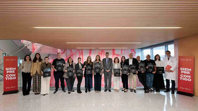 Integrantes del Comit&eacute; de Pacientes del CCUN, con su director, el Dr. Antonio Gonz&aacute;lez (primero por la derecha) y Joseba Campos, director general de la Cl&iacute;nica (en el centro). CL&Iacute;NICA UNIVERSIDAD DE NAVARRA
