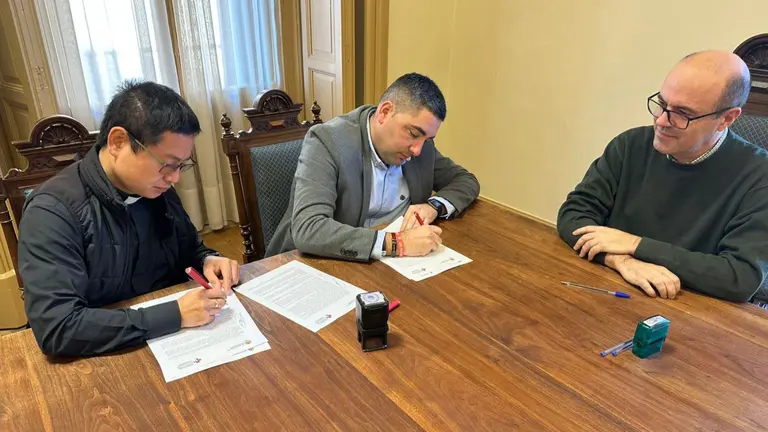 El alcalde de Ribaforada, Tirso Calvo, y el p&aacute;rroco de San
Bartolom&eacute; Ap&oacute;stol, Huynh Nguyen, firman el contrato de cesi&oacute;n
ante la atenta mirada del ec&oacute;nomo diocesano, Jorge Irurzun. CEDIDA