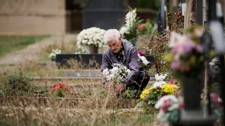 Cientos de personas celebran de Todos los Santos en el cementerio de Pamplona. PABLO LASAOSA